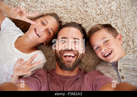 Sicht der Schoß von Vater und Kinder posieren für Selfie Stockfoto