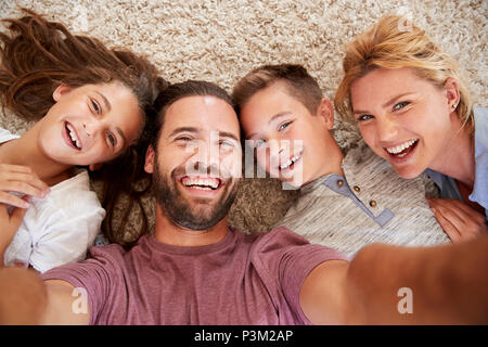 Sicht der Schuß von Eltern und Kindern Posieren für Selfie Stockfoto