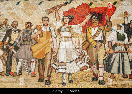 Nationale Historische Museum Sehenswürdigkeiten und berühmten "sozialistischen der Albaner realist Mosaik Wandbild in skanderberg Hauptplatz von Tirana, Albanien Stockfoto