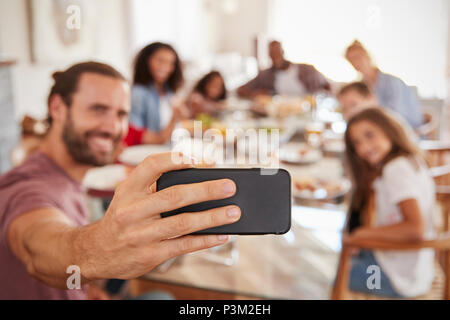 Zwei Familien unter Selfie wie Sie geniessen Mahlzeit zu Hause zusammen Stockfoto