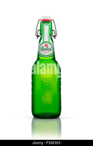 Chisinau, Moldawien vom 18. Juni 2018: Flasche Grolsch Premium Lager Bier mit Schutzkappe auf weißem Hintergrund. Stockfoto