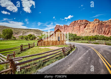 Gifford Scheune durch eine Straße in Capitol Reef Nationalpark, USA. Stockfoto