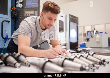 Männliche Ingenieur Vermessung CAD-Zeichnungen in der Factory Stockfoto