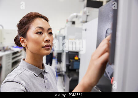 Ingenieurin, die CNC-Maschinen im Werk Stockfoto