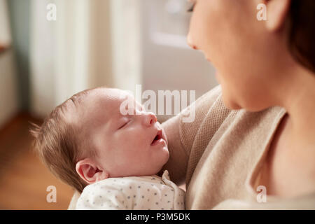 Nahaufnahme von Schlafen neugeborene Baby wird von der Mutter Stockfoto
