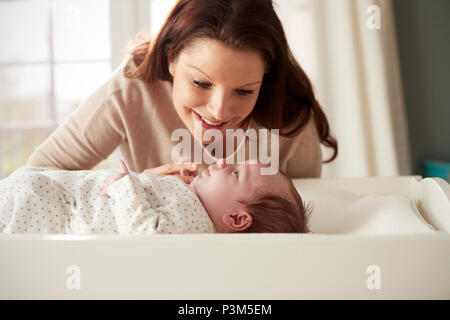 Mutter mit neugeborenen Babys liegen auf Wickeltisch in Kindergärten Stockfoto