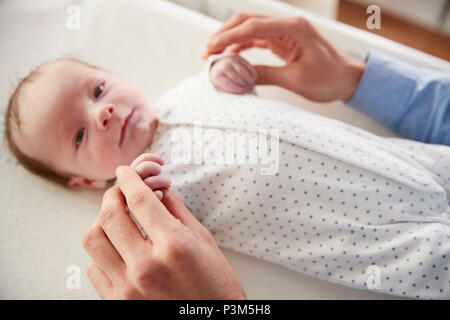 Nahaufnahme von Vater Holding Newborn Baby Kinder Hände in der Baumschule Stockfoto