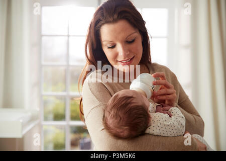 Mutter füttern Neugeborene von der Flasche zu Hause Stockfoto