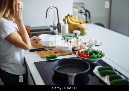 Frau, die gesunden Salat von frischem Gemüse Stockfoto