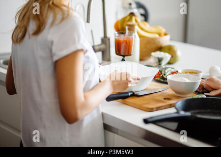 Frau, die gesunden Salat von frischem Gemüse Stockfoto