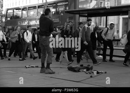 Jongleur versucht, Pendler und Büroangestellte auf die London Bridge, London, England, UK, PETER GRANT unterhalten Stockfoto