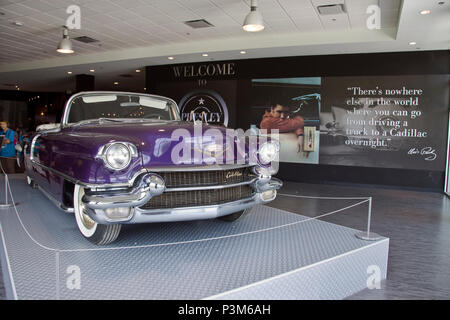 Ein lila 1956 Eldorado Cadillac von Elvis Presley in Graceland, Memphis, Tennessee. Stockfoto