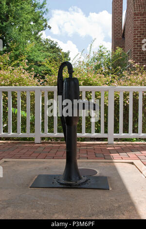 Wasserpumpe im Ivy Grün, Geburts- und Elternhaus von Helen Keller, in Tuscumbia, Alabama. Stockfoto