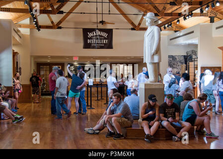 Touristen warten für eine geführte Tour im Jack Daniel Distillery Visitor Centre, wo Jack Daniel's Tennessee Whiskey hergestellt wird, Lynchburg, Tennes Stockfoto
