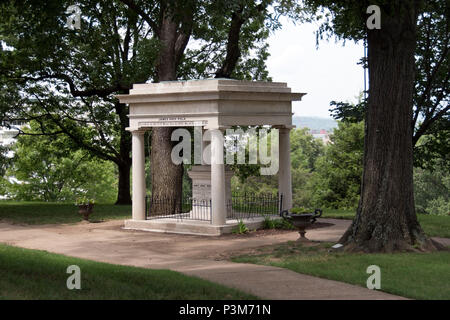 Gräber von Präsident James K. Polk und seine Frau, Sarah Polk, mit der Begründung, das Tennessee State Capitol in Nashville. Stockfoto