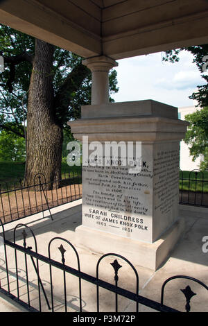 Gräber von Präsident James K. Polk und seine Frau, Sarah Polk, mit der Begründung, das Tennessee State Capitol in Nashville. Stockfoto