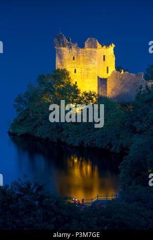 Über Urquhart Castle und Loch Ness, Highlands, Schottland, UK Twilight Stockfoto