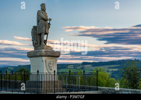 Dämmerung über Robert Bruce Statue am Eingang der Burg Stirling, Stirling, Schottland, UK Stockfoto