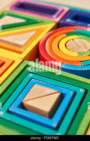 Farbe Holz Montessori geometrische Formen in einer Box arrangiert verwendet Stockfoto