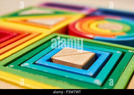 Farbe Holz Montessori geometrische Formen in einer Box arrangiert verwendet Stockfoto