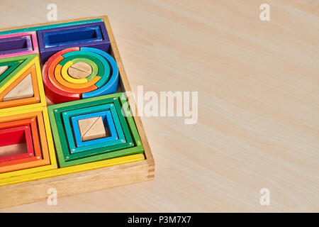 Farbe Holz Montessori geometrische Formen in einer Box arrangiert verwendet Stockfoto