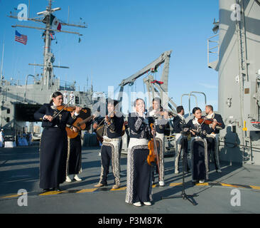 SAN DIEGO (5. Juli 2016) eine Mariachi Band führt an Bord der mexikanischen Marine tank Landing ship ARM Usumacinta (A-412) bei einem Empfang im Gedenken an die US-mexikanische Marine Partnerschaft als Teil des südlichen Kalifornien Teil der Felge des Pazifiks (Rimpac) 2016 Übung. 26 Nationen, mehr als 40 Schiffe und u-Boote, mehr als 200 Flugzeugen und 25.000 Mitarbeiter an Rimpac vom 30. Juni bis 4. August, in und um die hawaiischen Inseln und Südkalifornien. Die weltweit größte internationale maritime Übung RIMPAC bietet eine einzigartige Ausbildung Gelegenheit, Teil hilft Stockfoto