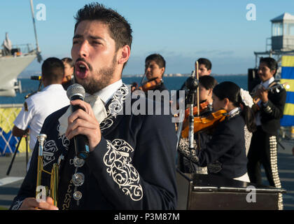 SAN DIEGO (5. Juli 2016) eine Mariachi Band führt an Bord der mexikanischen Marine tank Landing ship ARM Usumacinta (A-412) bei einem Empfang im Gedenken an die US-mexikanische Marine Partnerschaft als Teil des südlichen Kalifornien Teil der Felge des Pazifiks (Rimpac) 2016 Übung. 26 Nationen, mehr als 40 Schiffe und u-Boote, mehr als 200 Flugzeugen und 25.000 Mitarbeiter an Rimpac vom 30. Juni bis 4. August, in und um die hawaiischen Inseln und Südkalifornien. Die weltweit größte internationale maritime Übung RIMPAC bietet eine einzigartige Ausbildung Gelegenheit, Teil hilft Stockfoto