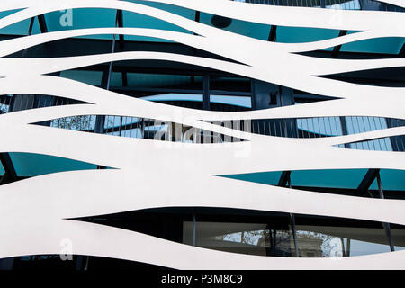 Eine moderne Fassade eines Gebäudes in Barcelona zeigt wellenförmige Strukturen in weißer Farbe. Stockfoto