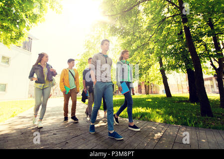 Gruppe von glücklichen Jugendlichen Studenten walking im freien Stockfoto