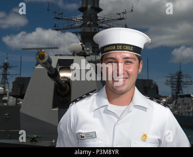 Der chilenischen Marine Bootsmann Mate 3. Klasse Diego Quintana, von Bulnes, Bío Bío Region, Chile, Soldaten in Naval Service eine Familie Tradition des öffentlichen Dienstes zu folgen. Jetzt in seinem fünften Jahr des Service, Quintana begann seine Reise Segeln rund um die Welt auf dem schulschiff La Esmeralda. Die vier Masten Schiff ist der zweitlängste und zweithöchste in der Welt. "Einmal beim Segeln über den Atlantik wir Wo 30-40 Knoten auf die Segel der Alleingang, bevor auf die Motorleistung, "Quintana Stolz gesagt. "Ich hatte der Mast bei einem Sturm zu klettern, die Segel zu verstauen." Quintana sagt, daß er Stockfoto