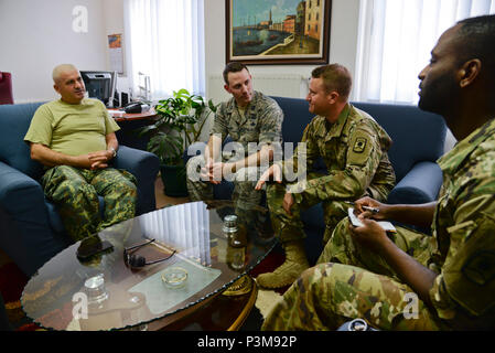 Von links, albanischen Armee Oberstleutnant Ali Mali, Kommandant der 1. Infanterie Bataillon der albanischen Landstreitkräfte, US Air Force Kapitän Andrew Matejek, 177th Fighter Wing Bauingenieur, und US Army 1st Lieutenant John sorich und Spezialist Donald Patterson, 457Th zivilen Angelegenheiten Bataillon, diskutieren die humanitäre und politische Hilfe Sanierung während der Bereitstellung des 177Th FW-Einheit für die Ausbildung nach Vau i Dejës, Albanien am 6. Juli 2016 abgeschlossen. Die geplanten Projekte der 177th Fighter Wing Bauingenieure" gehören Sanitär, Elektro, Fliesen, Dach, und Tür und Rahmen Wartung und in Stockfoto