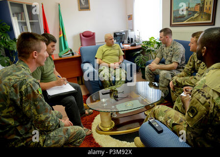 Von links, albanischen Armee 2. Lt Arsen Shehi, Maj. Arben Mollaj (Ret.), Oberst Ali Mali, Kommandant der 1. Infanterie Bataillon der albanischen Landstreitkräfte, US Air Force Kapitän Andrew Matejek, 177th Fighter Wing Bauingenieur, und US Army 1st Lieutenant John sorich und Spezialist Donald Patterson, 457Th zivilen Angelegenheiten Bataillon diskutieren die humanitäre und politische Hilfe Sanierung während der Bereitstellung des 177Th FW-Einheit für die Ausbildung nach Vau i Dejës, Albanien am 6. Juli 2016 abgeschlossen. Die geplanten Projekte der 177th Fighter Wing Bauingenieure" gehören Sanitär, Elektro, keramische Fliese, Dach Stockfoto