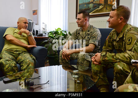 Von links, albanischen Armee Oberstleutnant Ali Mali, Kommandant der 1. Infanterie Bataillon der albanischen Landstreitkräfte, US Air Force Kapitän Andrew Matejek, 177th Fighter Wing Bauingenieur und US Army 1st Lieutenant John sorich, 457Th zivilen Angelegenheiten Bataillon, diskutieren die humanitäre und politische Hilfe Sanierung während der Bereitstellung des 177Th FW-Einheit für die Ausbildung nach Vau i Dejës, Albanien am 6. Juli 2016 abgeschlossen. Die geplanten Projekte der 177th Fighter Wing Bauingenieure" gehören Sanitär, Elektro, Fliesen, Dach, und Tür und Rahmen Wartung und Installationen an einem lokalen medizinischen cl Stockfoto