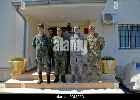 Von links, albanischen Armee 2. Lt Arsen Shehi, Maj. Arben Mollaj (Ret.), Oberst Ali Mali, Kommandant der 1. Infanterie Bataillon der albanischen Landstreitkräfte, U.S. Army Specialist Donald Patterson, 457Th zivilen Angelegenheiten Bataillon, US Air Force Kapitän Andrew Matejek, 177th Fighter Wing Bauingenieur, und US Army 1st Lieutenant John sorich, auch mit den 457 th, für ein Gruppenfoto posieren nach einem Treffen wo Sie diskutiert die humanitäre und politische Hilfe Sanierung wird während der Bereitstellung des 177Th FW-Einheit für die Ausbildung nach Vau i Dejës, Albanien am 6. Juli 2016 abgeschlossen. Die 177th Fighter Wing c Stockfoto
