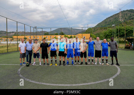 New Jersey Air National Guard Bauingenieure und albanischen Army Ground Forces unit Mitglieder posieren für ein Gruppenfoto vor einem Fußballspiel am 1 Infanterie Bataillon der albanischen Landstreitkräfte in Vau i Dejës, Albanien, am 6. Juli 2016. Die 177th Fighter Wing Bauingenieure, auf eine erforderliche Bereitstellung für Ausbildung, humanitäre und politische Unterstützung renovierungsprojekte an einer lokalen Schule und medizinische Klinik einschließlich Sanitär, Elektro, Fliesen, Dach, und Tür und Rahmen Wartung und Installationen. New Jersey und Albanien sind im Rahmen der National Guard Partnerschaft gekoppelt Stockfoto