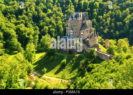 Burg Eltz in Rheinland-Pfalz, Deutschland. Es wurde im 12. Jahrhundert erbaut und hat nie zerstört wurde. Stockfoto