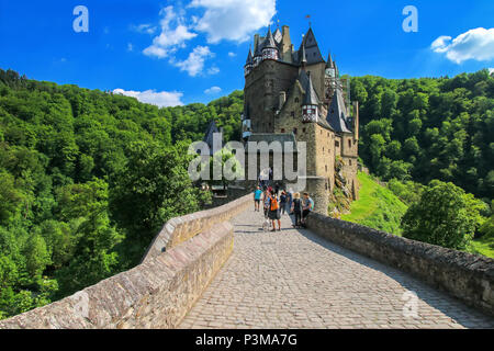 Burg Eltz in Rheinland-Pfalz, Deutschland. Es wurde im 12. Jahrhundert erbaut und hat nie zerstört wurde. Stockfoto