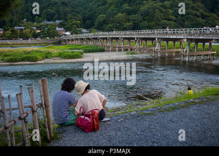 Togetsu Brücke und Katsura Fluss in Arashiyama, Sagano Bereich, Kyoto. Kansai, Japan. Stockfoto