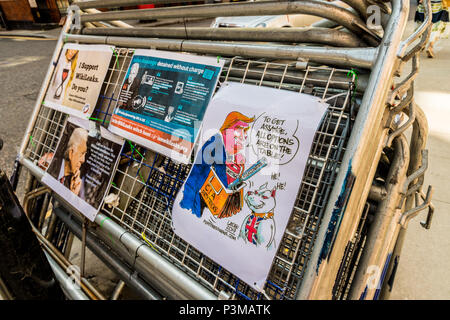 Protest Anzeichen für Julian Assange Stockfoto