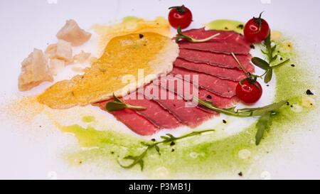 In Scheiben geschnittene Stücke gebratenes Rindfleisch pastrami mit farbigen Saucen Stockfoto