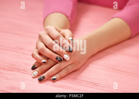 Mädchen Hände mit Creative Nails Design. Stockfoto