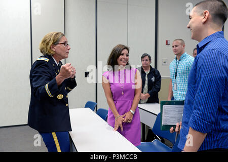 Texas gemeinsame Counterdrug Task Force Commander Oberst Suzanne Adkinson spricht mit Norma Villarreal Larraga und Mario Larraga jr., 1 Sgt. Mario Larraga Witwe und Sohn, nach einer Zeremonie, wo Adkinson und Oberstleutnant Miguel Torres, Taskforce Executive Officer, das Legion of Merit Der larraga Familie Juli 7, 2016 vorgestellt, in Houston. Larraga wurde die Medaille posthum verliehen und war Mitglied ehemaliges Mitglied der Taskforce, bevor er weitergeleitet. (U.S. Air National Guard Foto von 1 Lt Alicia Lacy/Freigegeben) Stockfoto