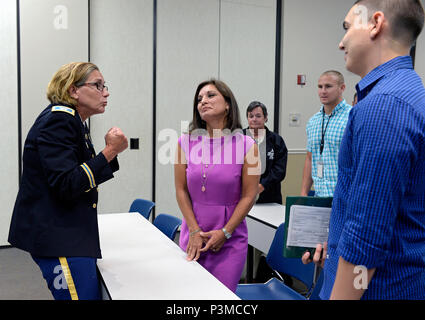 Texas gemeinsame Counterdrug Task Force Commander Oberst Suzanne Adkinson spricht mit Norma Villarreal Larraga und Mario Larraga jr., 1 Sgt. Mario Larraga Witwe und Sohn, nach einer Zeremonie, wo Adkinson und Oberstleutnant Miguel Torres, Taskforce Executive Officer, das Legion of Merit Der larraga Familie Juli 7, 2016 vorgestellt, in Houston. Larraga wurde die Medaille posthum verliehen und war Mitglied ehemaliges Mitglied der Taskforce, bevor er weitergeleitet. (U.S. Air National Guard Foto von 1 Lt Alicia Lacy/Freigegeben) Stockfoto