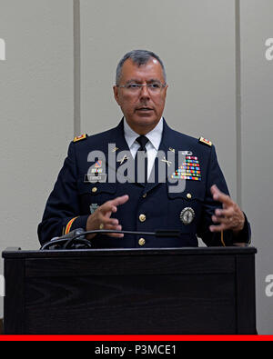 Oberstleutnant Miguel Torres, Texas gemeinsame Counterdrug Taskforce Executive Officer, spricht die Mitglieder der Taskforce und an den 1st Sgt. Mario Larraga' Witwe und Sohn während einer Zeremonie, wo Oberst Suzanne Adkinson, Task Force Commander, und Torres der Legion of Merit Der larraga Familie Juli 7, 2016 vorgestellt, in Houston. Larraga wurde die Medaille posthum verliehen und war Mitglied ehemaliges Mitglied der Taskforce, bevor er weitergeleitet. (U.S. Air National Guard Foto von 1 Lt Alicia Lacy/Freigegeben) Stockfoto