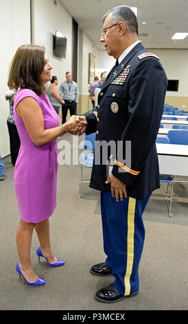 Norma Villarreal Larraga schüttelt Hände mit Oberstleutnant Miguel Torres, Texas gemeinsame Counterdrug Taskforce Executive Officer, nachdem er und Oberst Suzanne Adkinson, Task Force Commander, das Legion of Merit Der larraga Familie im Namen des späten 1. Sgt. Mario Larraga Juli 7, 2016, in Houston. Larraga wurde die Medaille posthum verliehen und war Mitglied ehemaliges Mitglied der Taskforce, bevor er weitergeleitet. (U.S. Air National Guard Foto von 1 Lt Alicia Lacy/Freigegeben) Stockfoto