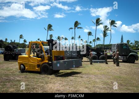 160712-N-SI 773-097 FORD Insel, Hawaii (12. Juli 2016) Segler vergeben Marine Cargo Handling Bataillon (NCHB) 8 und NCHB 10 Ausrüstung und Material entladen ein Lazarett für Rim der Pazifik 2016 einrichten. 26 Nationen, mehr als 40 Schiffe und u-Boote, mehr als 200 Flugzeugen und 25.000 Angestellte beteiligen sich an Rimpac vom 30. Juni bis 4. August, in und um die hawaiischen Inseln und Südkalifornien. Die weltweit größte internationale maritime Übung RIMPAC bietet eine einzigartige Gelegenheit, dass Training hilft den Teilnehmern fördern und die kooperativen Beziehungen, ar Sustain Stockfoto