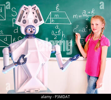 Schule Kind und ai Robot writting auf der Tafel im Klassenzimmer. Stockfoto