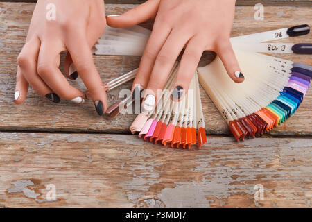 Junge Frau Hände Nagellack wählen. Stockfoto