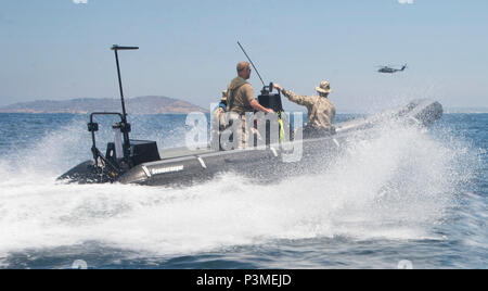 160710-N-MT 581-072 PAZIFISCHER OZEAN (10 Juli 2016) amerikanische Matrosen und der Deutschen Bundeswehr Mitglieder Manöver eine starre Hülle Schlauchboot, zu den Amphibischen dock Landung Schiff USS Pearl Harbor (LSD 52), der Royal Australian Navy Taucher die Luft meine Entsorgung Training von einem MH-53E Sea Dragon zu Hubschrauber meine Gegenmaßnahmen Squadron 14 angeschlossen ist, während die südlichen Kalifornien Teil der Felge des Pazifik 2016 ausüben. 26 Nationen, mehr als 40 Schiffe und u-Boote, mehr als 200 Flugzeugen und 25.000 Mitarbeiter an Rimpac von Juni 30 bis A Stockfoto