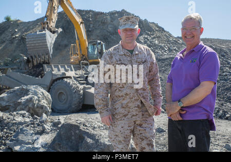 Oberstleutnant Vincent C. Dawson, kommandierender Offizier der Marine Wing Support Squadron-473, Marine Flugzeuge Gruppe 41, 4 Marine Flugzeugflügel, Marine Reserve, und Rick Berns, Bürgermeister von Alten Hafen, Alaska, stand vor der Alten Hafen Flughafen laufbahnverlängerung Projekt innovative Readiness Training Alten Hafen, 11. Juli 2016. IRT alten Hafen ist ein Teil der zivilen und gemeinsame militärische Programm militärische Bereitschaft zu verbessern und gleichzeitig die Bereitstellung hochwertiger Dienstleistungen für unterversorgte Gemeinden in den Vereinigten Staaten. (U.S. Marine Corps Foto von Sgt. Ian Leones/freigegeben) Stockfoto